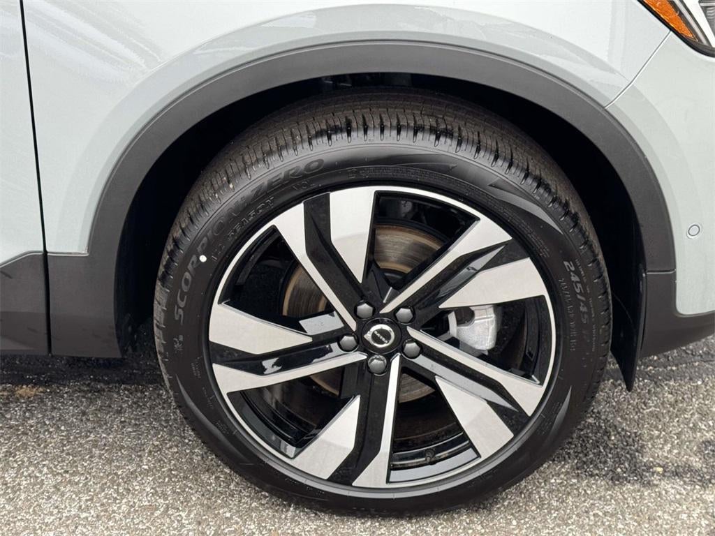2025 Volvo XC40 B5 Ultra Bright Theme