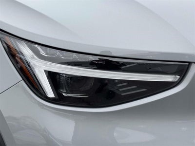 2025 Volvo XC40 B5 Ultra Bright Theme