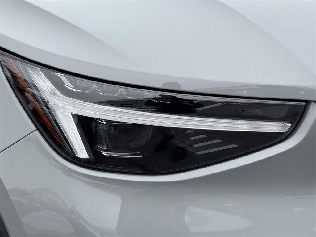 2025 Volvo XC40 B5 Ultra Bright Theme