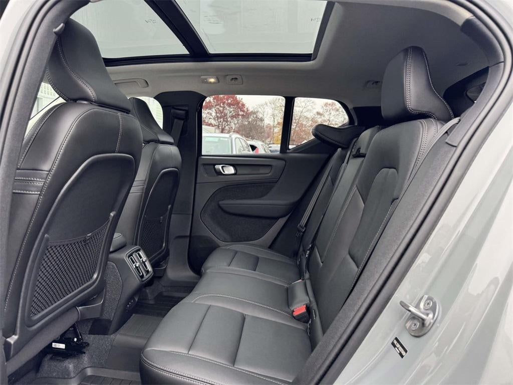 2025 Volvo XC40 B5 Ultra Bright Theme