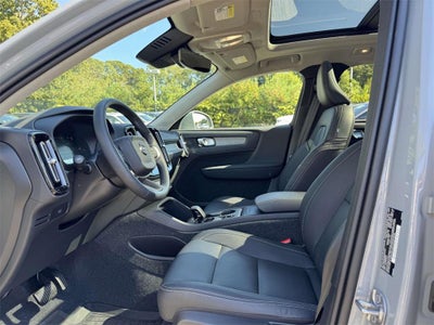 2025 Volvo XC40 B5 Core Bright Theme