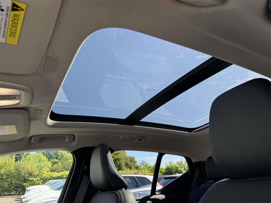 2025 Volvo XC40 B5 Core Bright Theme