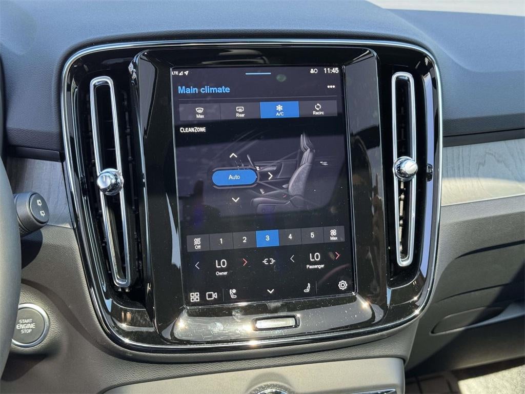 2025 Volvo XC40 B5 Core Bright Theme