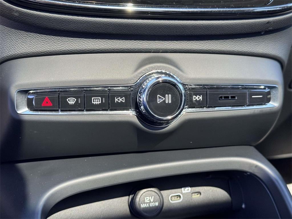 2025 Volvo XC40 B5 Core Bright Theme