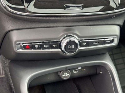2025 Volvo XC40 B5 Core Bright Theme