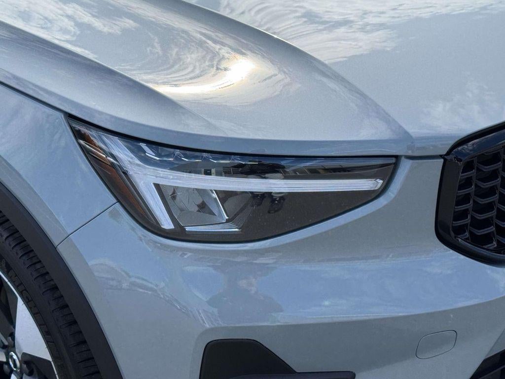 2026 Volvo XC40 Core, B5 AWD Gas (mild hybrid), Dark