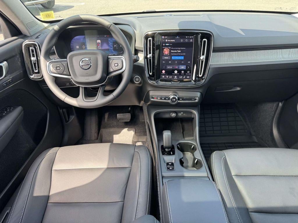 2026 Volvo XC40 Core, B5 AWD Gas (mild hybrid), Dark