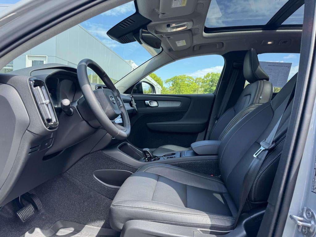 2026 Volvo XC40 Core, B5 AWD Gas (mild hybrid), Dark