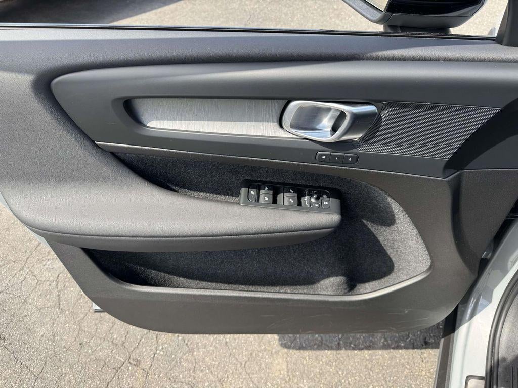 2026 Volvo XC40 Core, B5 AWD Gas (mild hybrid), Dark