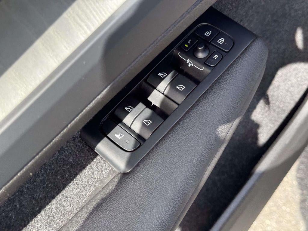 2026 Volvo XC40 Core, B5 AWD Gas (mild hybrid), Dark