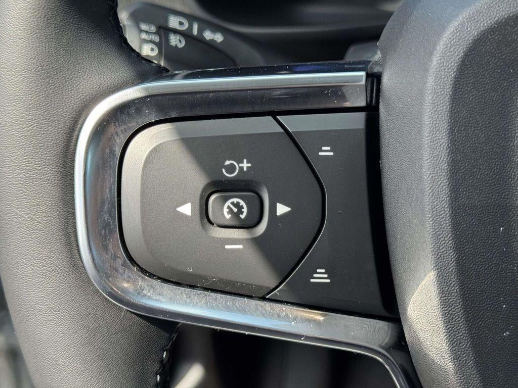 2026 Volvo XC40 Core, B5 AWD Gas (mild hybrid), Dark
