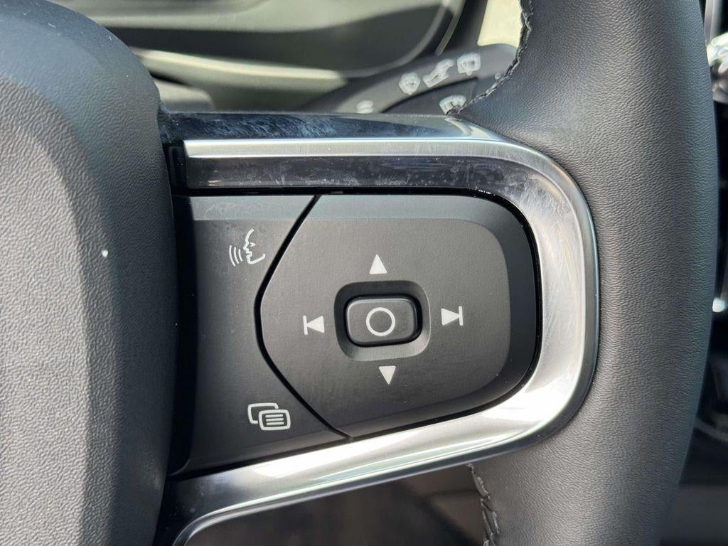 2026 Volvo XC40 Core, B5 AWD Gas (mild hybrid), Dark