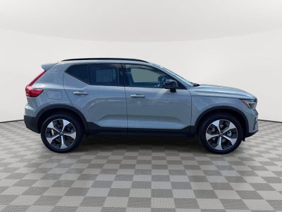 2026 Volvo XC40 Core, B5 AWD Gas (mild hybrid), Dark