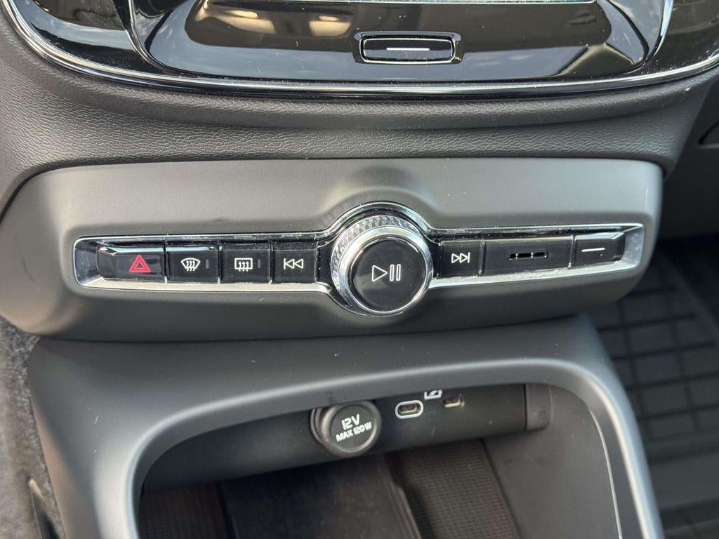 2026 Volvo XC40 Core, B5 AWD Gas (mild hybrid), Dark