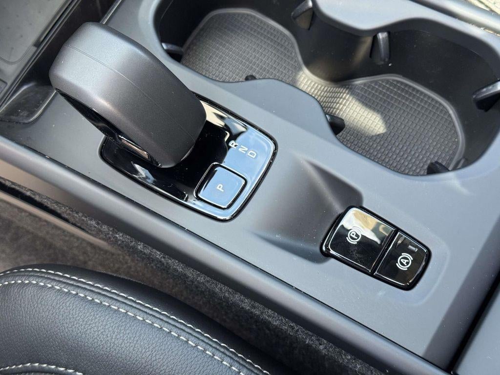 2026 Volvo XC40 Core, B5 AWD Gas (mild hybrid), Dark