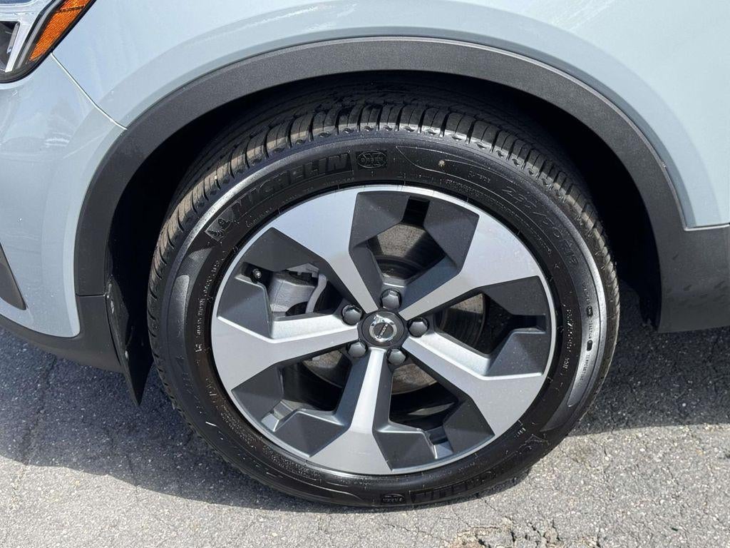2026 Volvo XC40 Core, B5 AWD Gas (mild hybrid), Dark