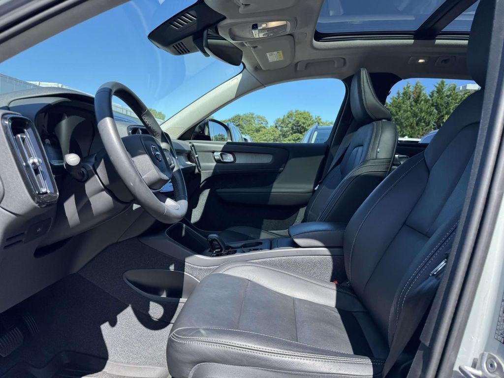 2024 Volvo XC40 B5 Core Dark Theme