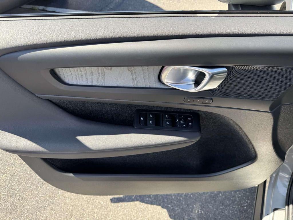 2024 Volvo XC40 B5 Core Dark Theme