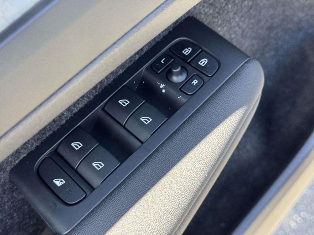 2024 Volvo XC40 B5 Core Dark Theme