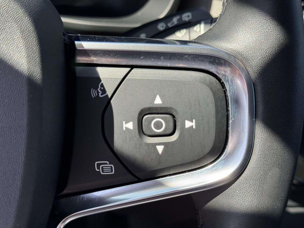 2024 Volvo XC40 B5 Core Dark Theme