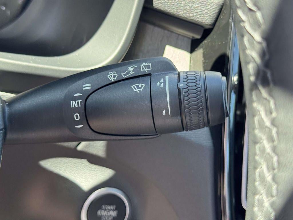 2024 Volvo XC40 B5 Core Dark Theme