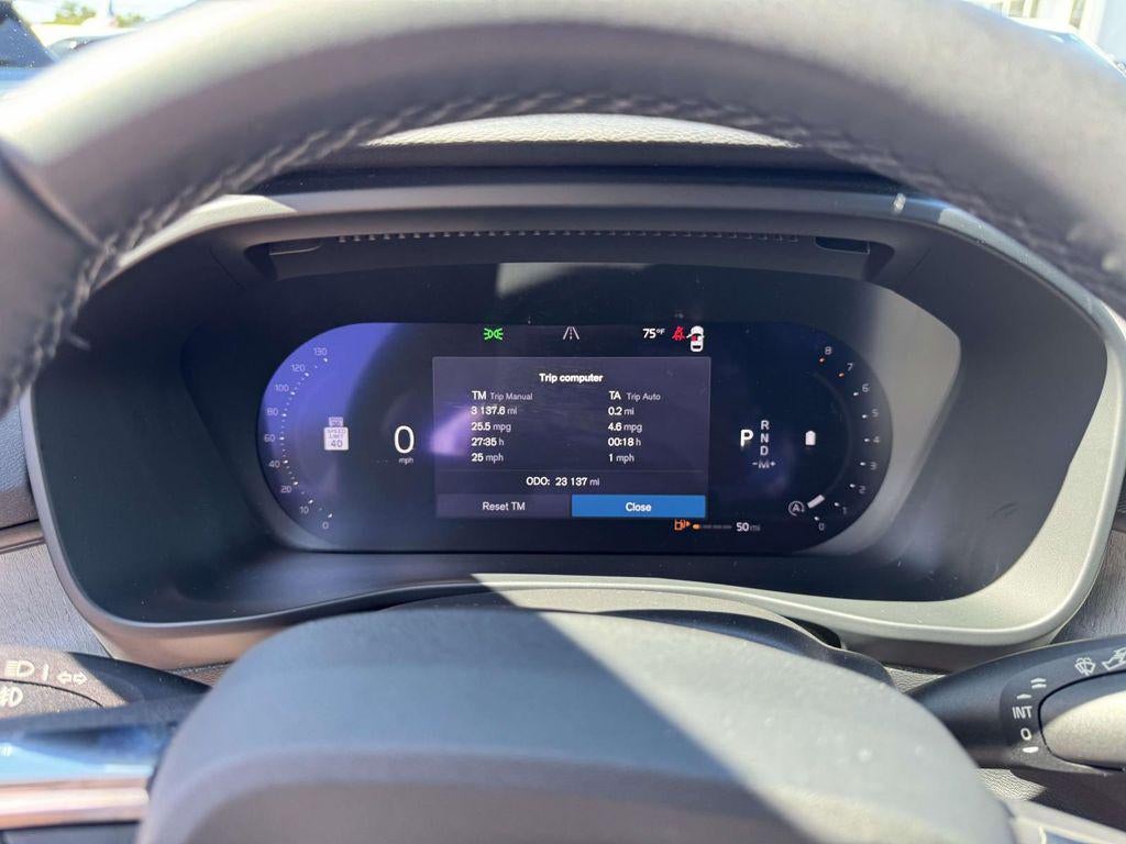 2024 Volvo XC40 B5 Core Dark Theme
