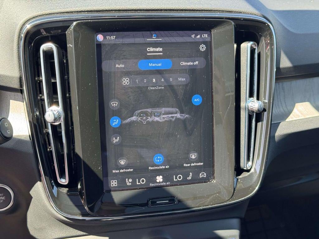 2024 Volvo XC40 B5 Core Dark Theme