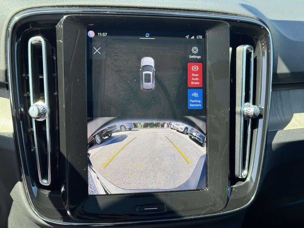 2024 Volvo XC40 B5 Core Dark Theme