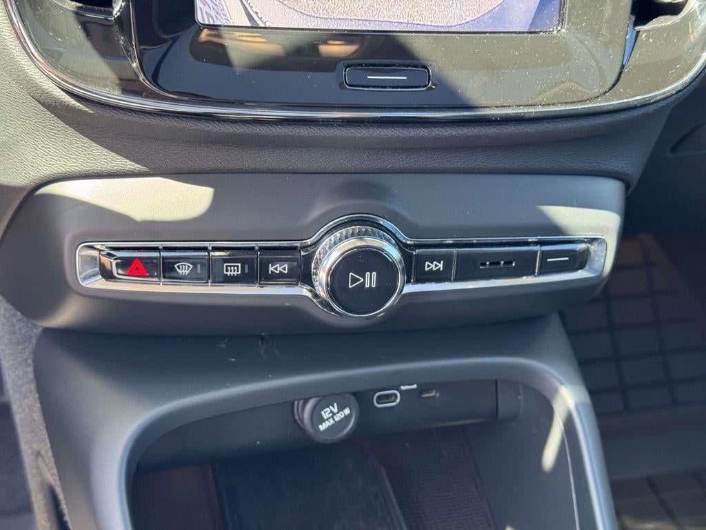 2024 Volvo XC40 B5 Core Dark Theme