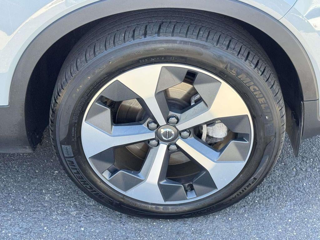 2024 Volvo XC40 B5 Core Dark Theme