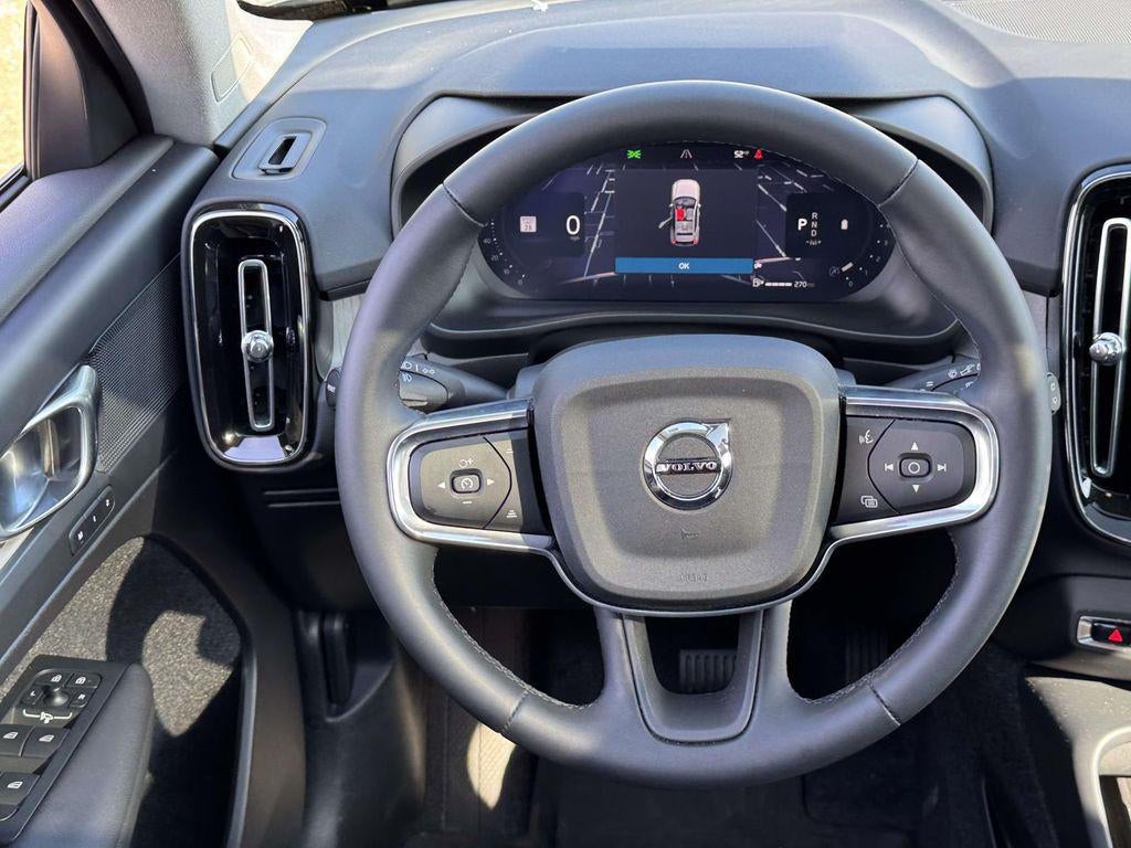 2026 Volvo XC40 Core, B5 AWD Gas (mild hybrid), Dark