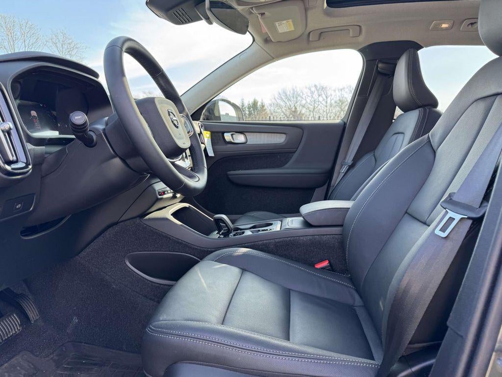 2026 Volvo XC40 Core, B5 AWD Gas (mild hybrid), Dark