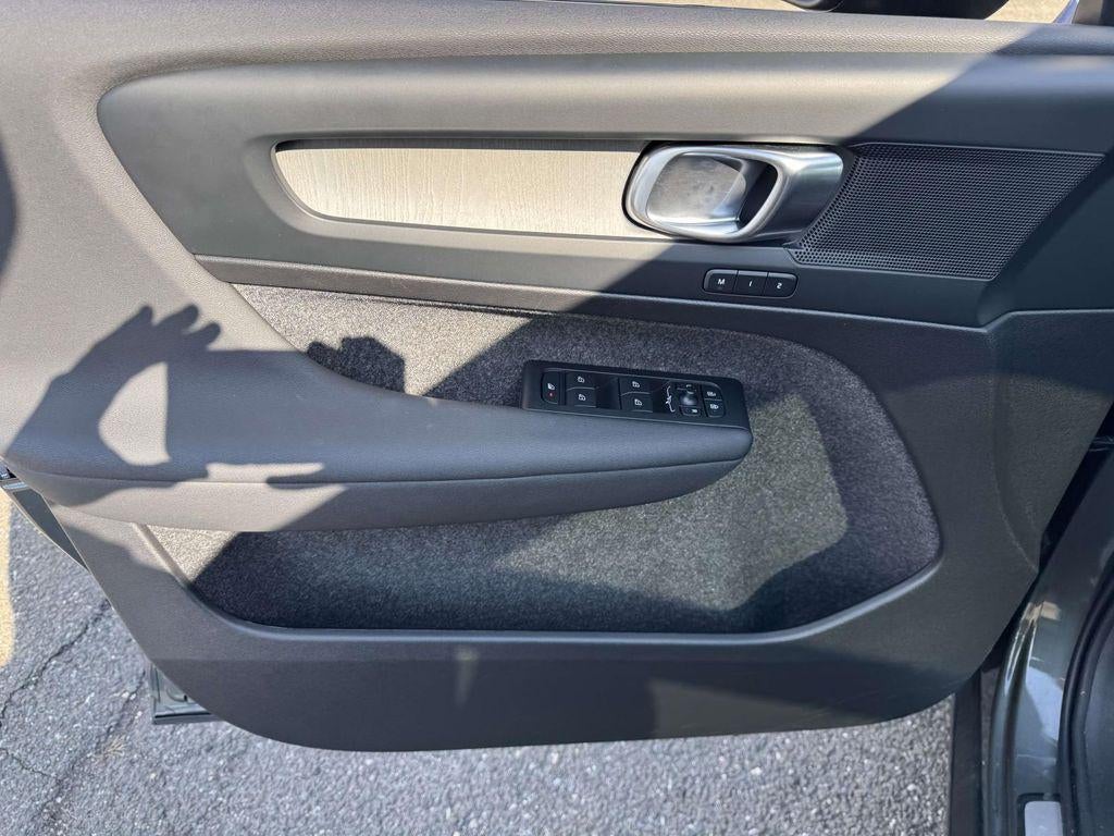 2026 Volvo XC40 Core, B5 AWD Gas (mild hybrid), Dark