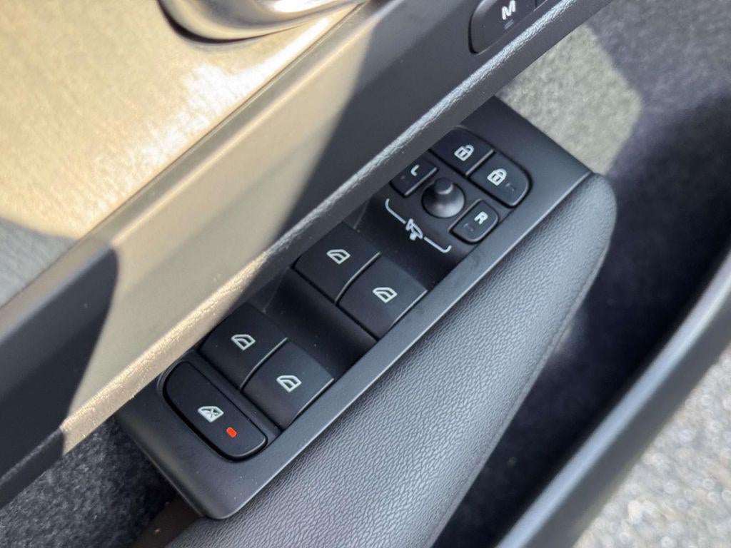 2026 Volvo XC40 Core, B5 AWD Gas (mild hybrid), Dark