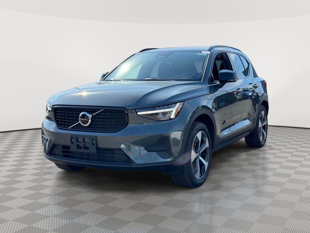 2026 Volvo XC40 Core, B5 AWD Gas (mild hybrid), Dark