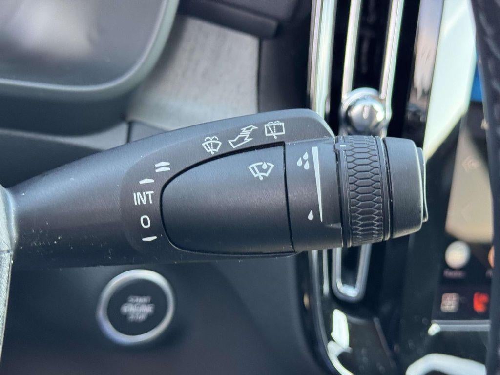 2026 Volvo XC40 Core, B5 AWD Gas (mild hybrid), Dark