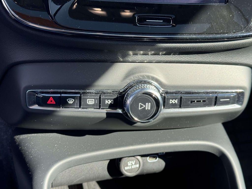 2026 Volvo XC40 Core, B5 AWD Gas (mild hybrid), Dark