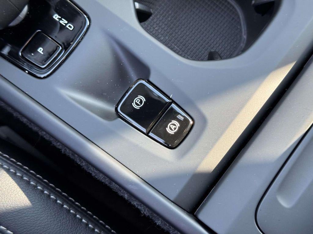 2026 Volvo XC40 Core, B5 AWD Gas (mild hybrid), Dark