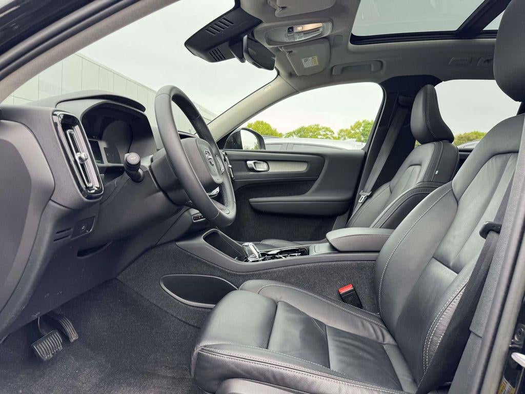 2023 Volvo XC40 B5 Plus Dark Theme