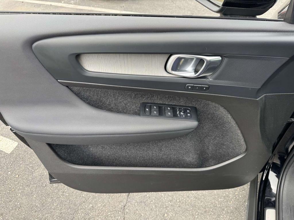 2023 Volvo XC40 B5 Plus Dark Theme