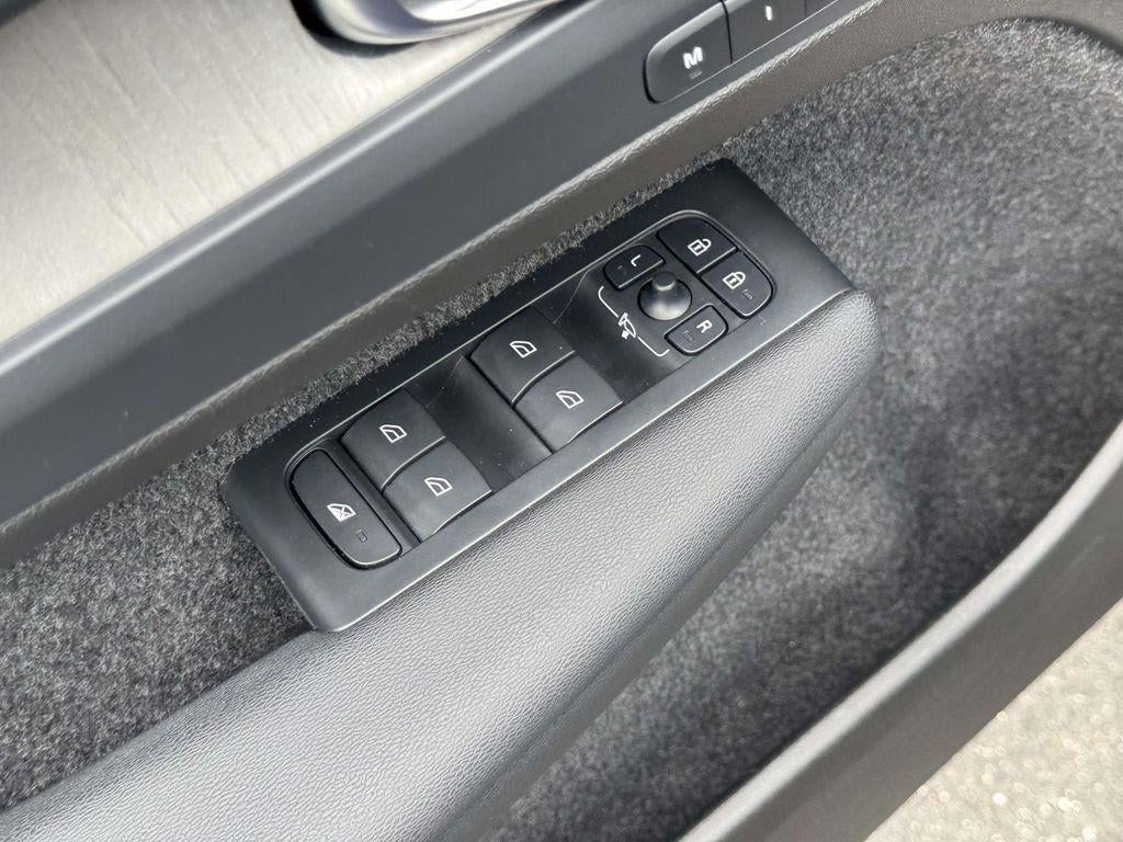 2023 Volvo XC40 B5 Plus Dark Theme