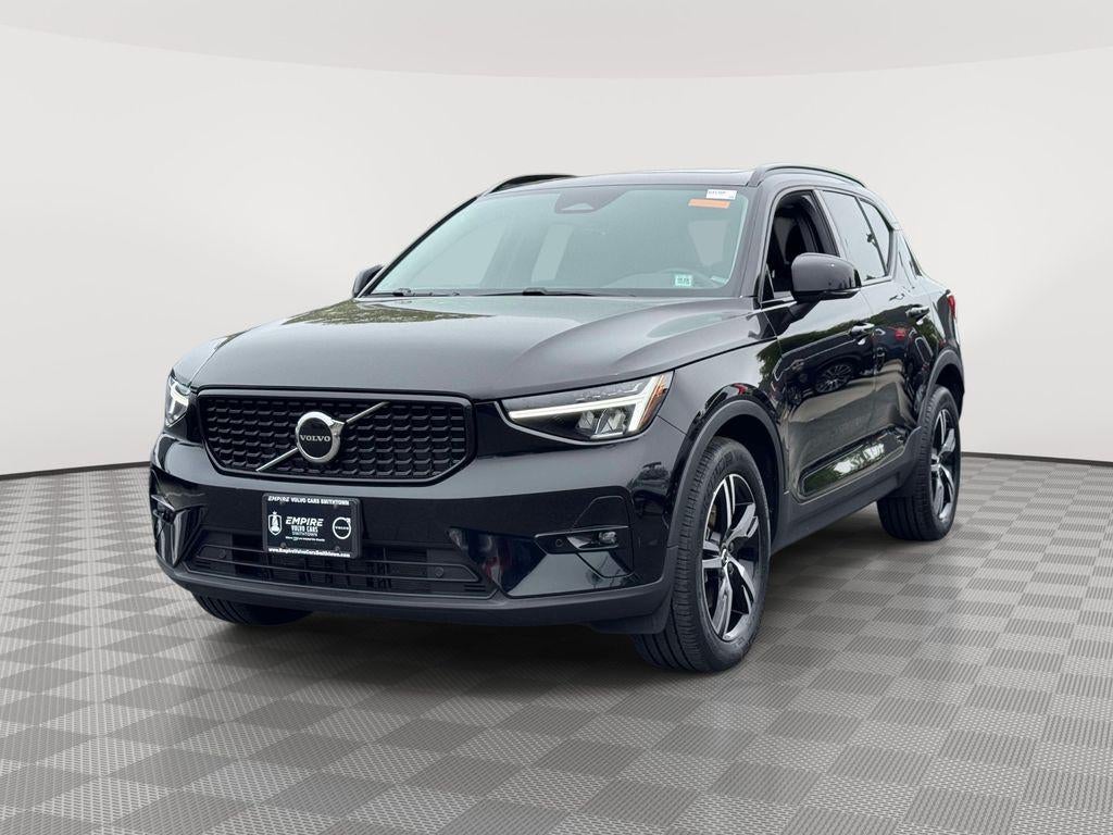 2023 Volvo XC40 B5 Plus Dark Theme