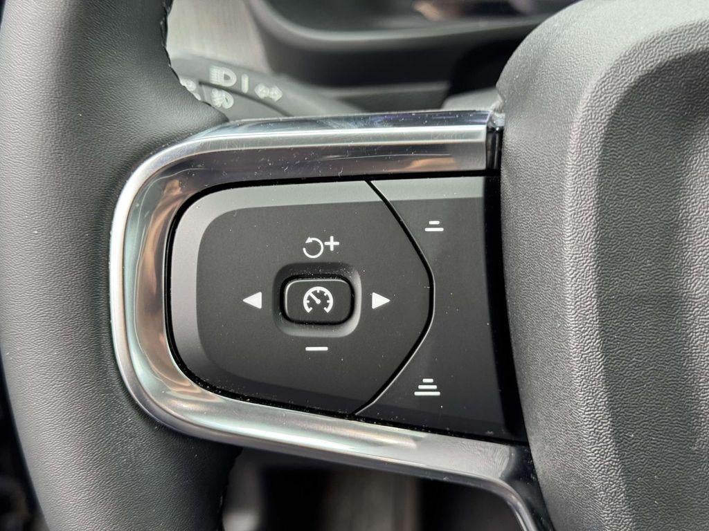 2023 Volvo XC40 B5 Plus Dark Theme