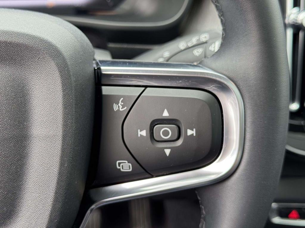 2023 Volvo XC40 B5 Plus Dark Theme