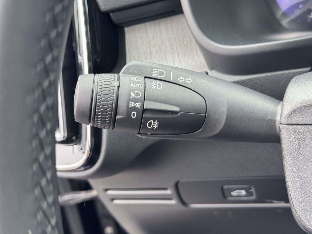 2023 Volvo XC40 B5 Plus Dark Theme