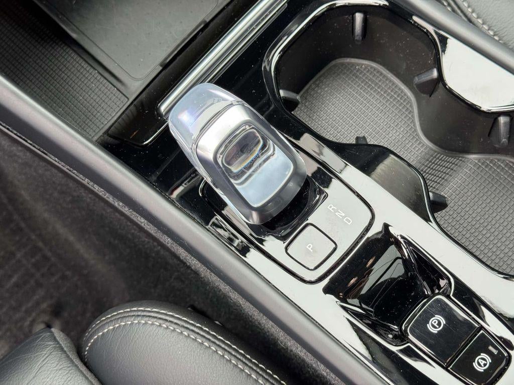 2023 Volvo XC40 B5 Plus Dark Theme