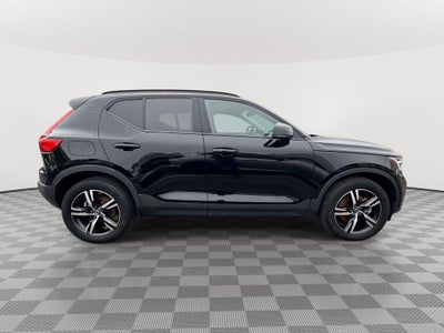 2023 Volvo XC40 B5 Plus Dark Theme