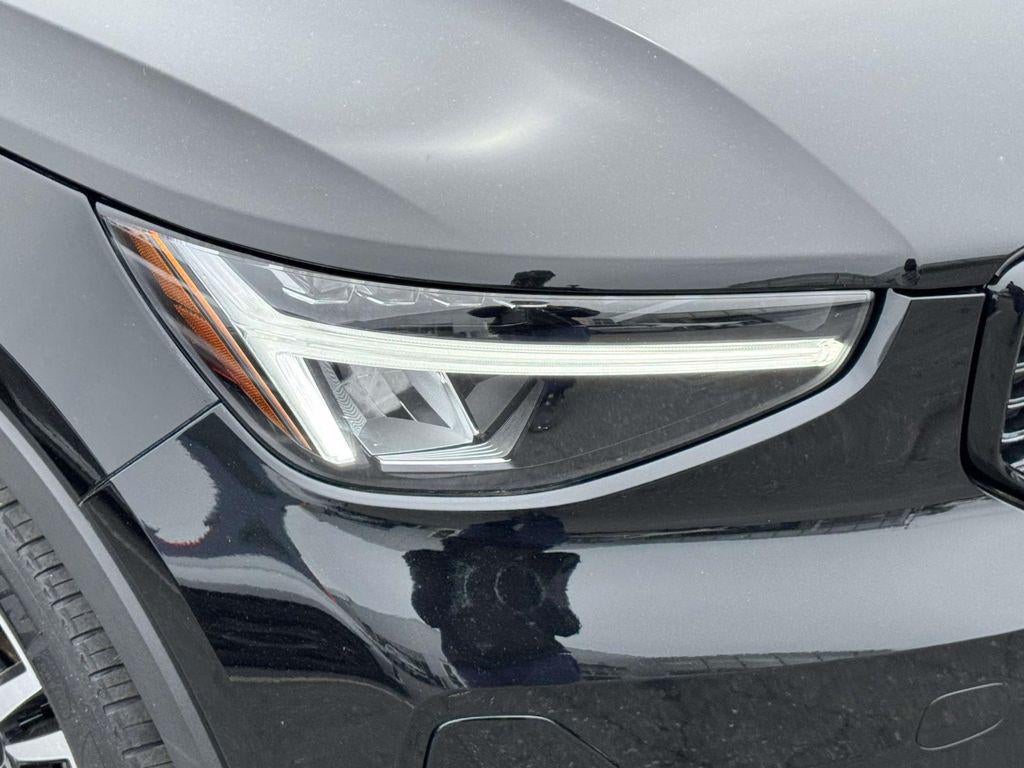 2023 Volvo XC40 B5 Plus Dark Theme