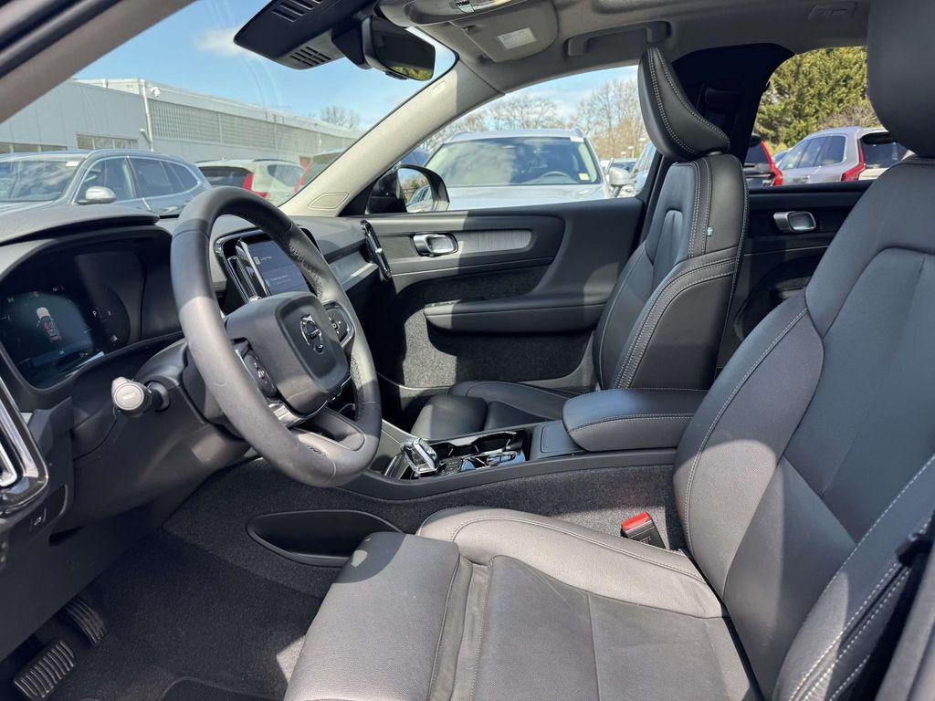 2024 Volvo XC40 B5 Plus Dark Theme