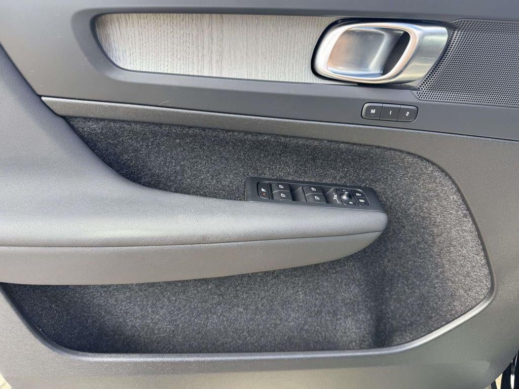 2024 Volvo XC40 B5 Plus Dark Theme